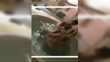 和老铁在泰国豪华国际休闲会所找两极品爆乳妞4P激情操 高清源码录制 (1)的!