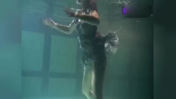 白虎萝莉连衣裙少女泳池大秀