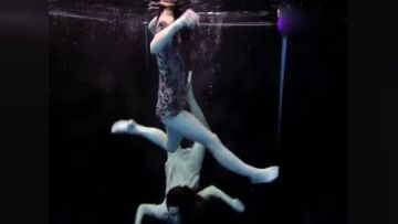 白虎萝莉姐妹在泳池底嬉戏玩耍