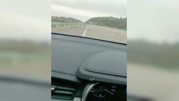 《户外嫖婆姨》炮哥冒充滴滴网约车路边拉少妇上车假借消毒给少妇喷催情药欲火浑身求被干呻吟刺激第01集