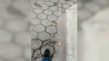 卷毛哥超市门口搭讪个广西口音在玩具厂的欲姐型少妇打工妹套路回宿舍用催情春药第01集