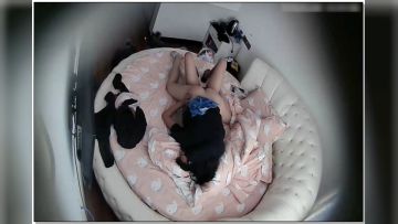 白嫩漂亮的大学美女刚进房间就被男友扑倒扯掉裤子强行啪啪