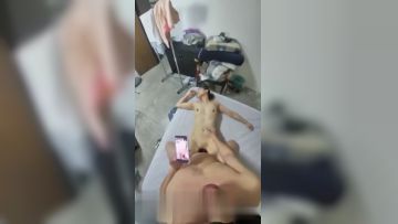 炮友被操得太爽闭上眼享受～趁机拿起手机偷拍！