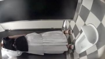 公共蹲厕全景偷拍