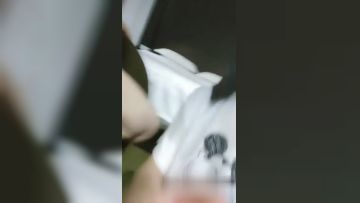 清纯美女直播主随机约炮实录~ 坏坏大叔肏两次不打紧，最后爽到偷拔套内射.