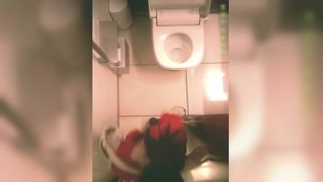 六月新流出商场女厕多角度偷拍几个美女嘘嘘挎着环保购物袋红衣美眉样子非常可爱