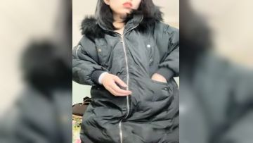 黑衣短发妹子开裆丝袜在家把大黑牛绑在腿上再户外附近毛坯房露逼震动自慰很是诱惑喜欢不要错过