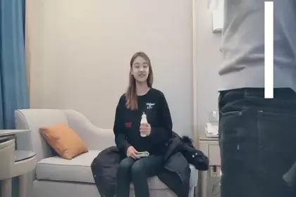 3000网约青春小萝莉，乖巧甜美惹人爱，沙发AV视角啪啪展示