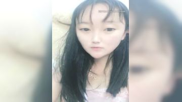 非常干净粉嫩白虎萝莉萌妹露操诱惑，姐妹掰特写摸几下就流水非常诱人