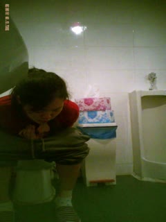 #牛人潜入健身俱乐部女厕偷放针孔摄像头偷拍来跳健美操的少妇有几个身材还可以