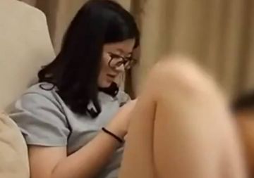 98年白嫩性感的大学美女第一次和男友开房害羞玩手机被男友扒掉内裤舔吸受不了椅子上大战又到床上搞