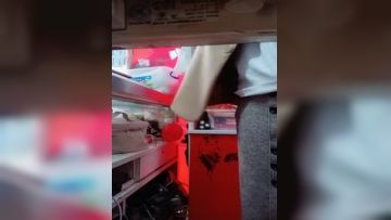 闷骚的超市老板娘露脸看着店发骚，招唿走顾客就跟狼友互动，漏出骚奶子给狼友看，穿着情趣丝袜好诱惑真骚