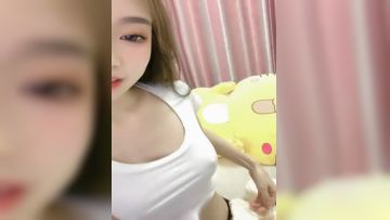 可盐可甜的极品姑娘全程露脸大秀直播，黑丝情趣诱惑在狼友的调教下脱光展示粉嫩小和挺立的骚奶子精彩刺激第01集