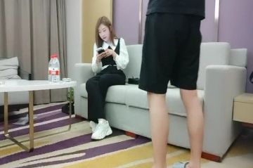 笑起来甜美外围小姐姐 舌吻扣穴调情 深喉口交揉捏奶子 抬腿侧入抽插妹纸操爽了