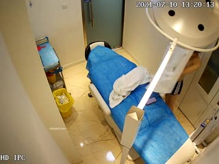 黑客破解美容医院手术室摄像头偷拍网红小美女一边刷视频一边露胸微整形美容打针瘦小脸