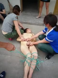 这也太过分了身材不错的打工妹和领导偷情被抓被几个婆娘脱光光绑着脚按在地上教训贵州方言对白