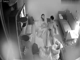 黑客破解家庭网络摄像头偷拍天气热小夫妻打地铺在地上六九各种姿势做爱