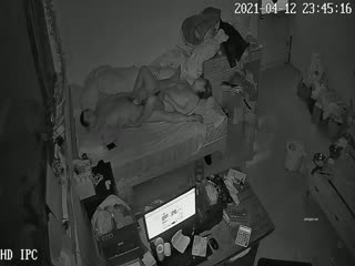 黑客破解家庭网络摄像头偷拍中年大叔和30如狼40如虎的媳妇晚上过夫妻性生活