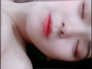 大街上面的走廊上被摸屁股就受不了了，进屋去来一发【90年代最漂亮最极品的尤物】一张完美标致的脸蛋儿，还有一对大大挺拔的奶子