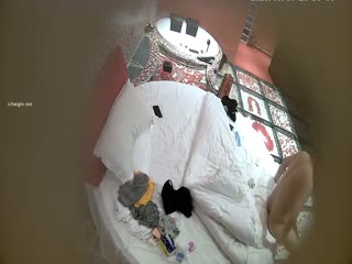 光头职男下班后开房等候漂亮大学生女友到来急不可待进屋就给抱床上激情美女身材真好啊呻吟声也好听