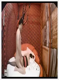 情趣酒店TP别看哥其貌不扬很会玩让女友穿着黑丝开裆...