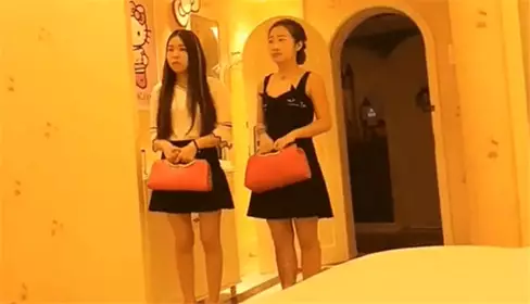 刚毕业没多久的漂亮短裙美女技术不错1