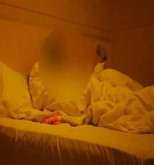 周末约炮君子兰美容院老板娘酒店开房穿著黑丝粉红情...