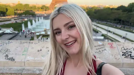 罗浮宫前吃法鸡