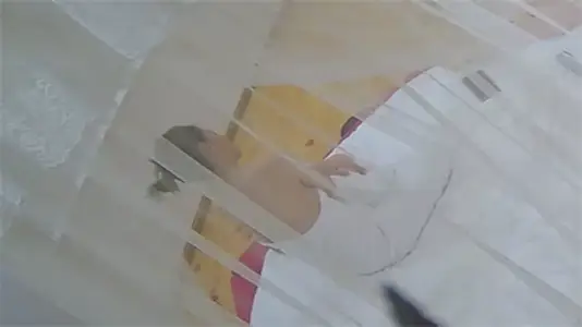 超近距离偷窥裤袜少女！丝袜包裹的私密花园若隐若现